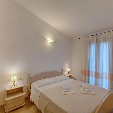Fantastic Residenza Badus 1 Bedroomapart Sleeps 4 Possible Child Bed No0815 * Badesi